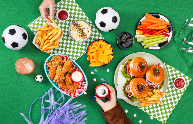 Ce au comandat românii în serile de fotbal: căpșunile și băuturile carbogazoase au condus creșterile din retail, iar sushi-ul a avut cel mai mare avans în restaurante
