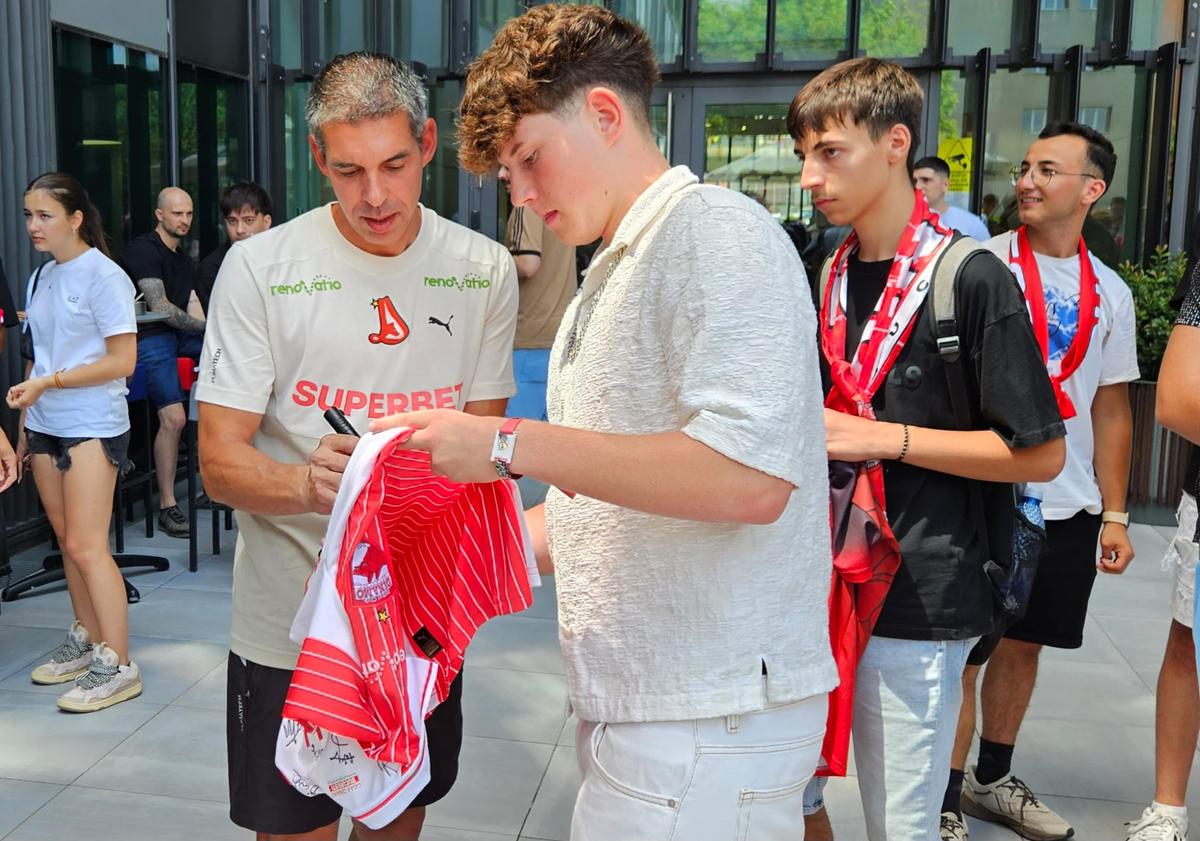Jucătorii lui Dinamo oferă autografe și fac poze cu fanii la o acțiune a clubului