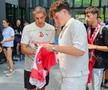 Jucătorii lui Dinamo oferă autografe și fac poze cu fanii la o acțiune a clubului