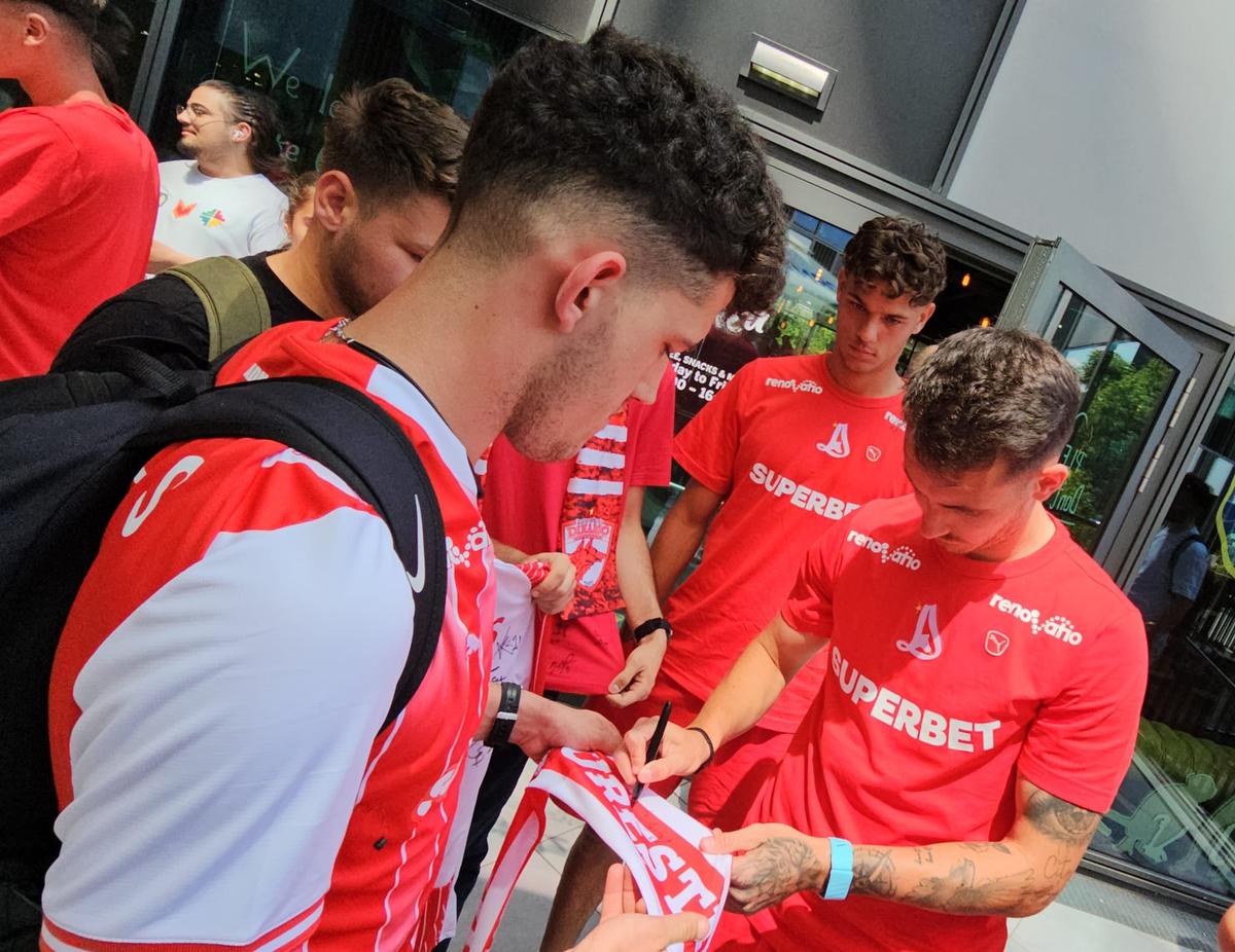Jucătorii lui Dinamo oferă autografe și fac poze cu fanii la o acțiune a clubului
