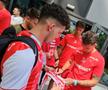 Jucătorii lui Dinamo oferă autografe și fac poze cu fanii la o acțiune a clubului