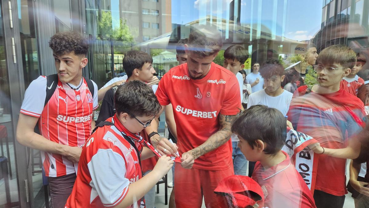Jucătorii lui Dinamo oferă autografe și fac poze cu fanii la o acțiune a clubului