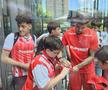 Jucătorii lui Dinamo oferă autografe și fac poze cu fanii la o acțiune a clubului
