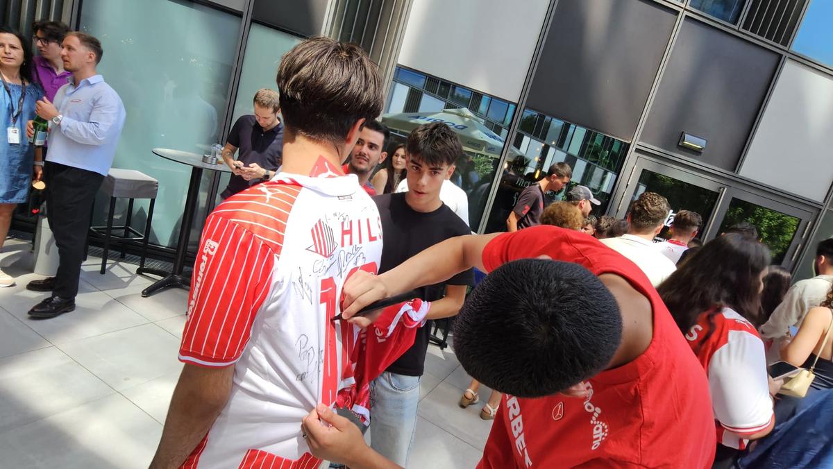 Jucătorii lui Dinamo oferă autografe și fac poze cu fanii la o acțiune a clubului