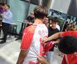 Jucătorii lui Dinamo oferă autografe și fac poze cu fanii la o acțiune a clubului