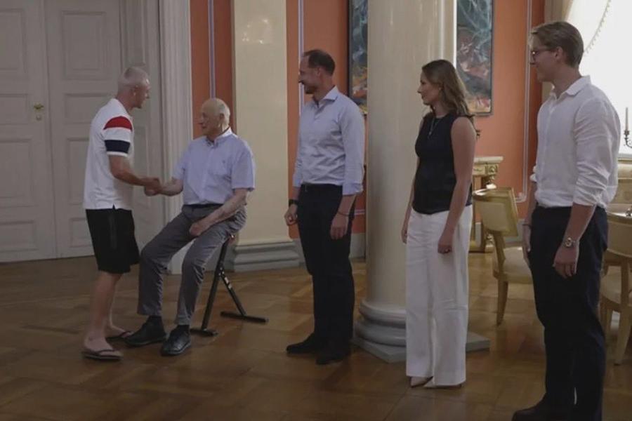 Scenă bizară la castel » A apărut în șlapi în fața regelui Norvegiei