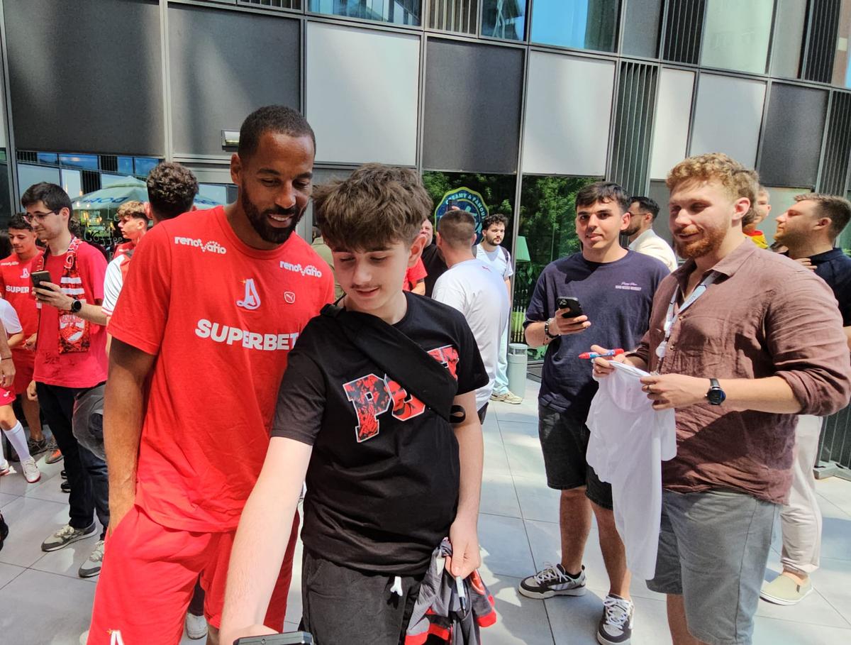Jucătorii lui Dinamo oferă autografe și fac poze cu fanii la o acțiune a clubului