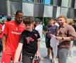 Jucătorii lui Dinamo oferă autografe și fac poze cu fanii la o acțiune a clubului