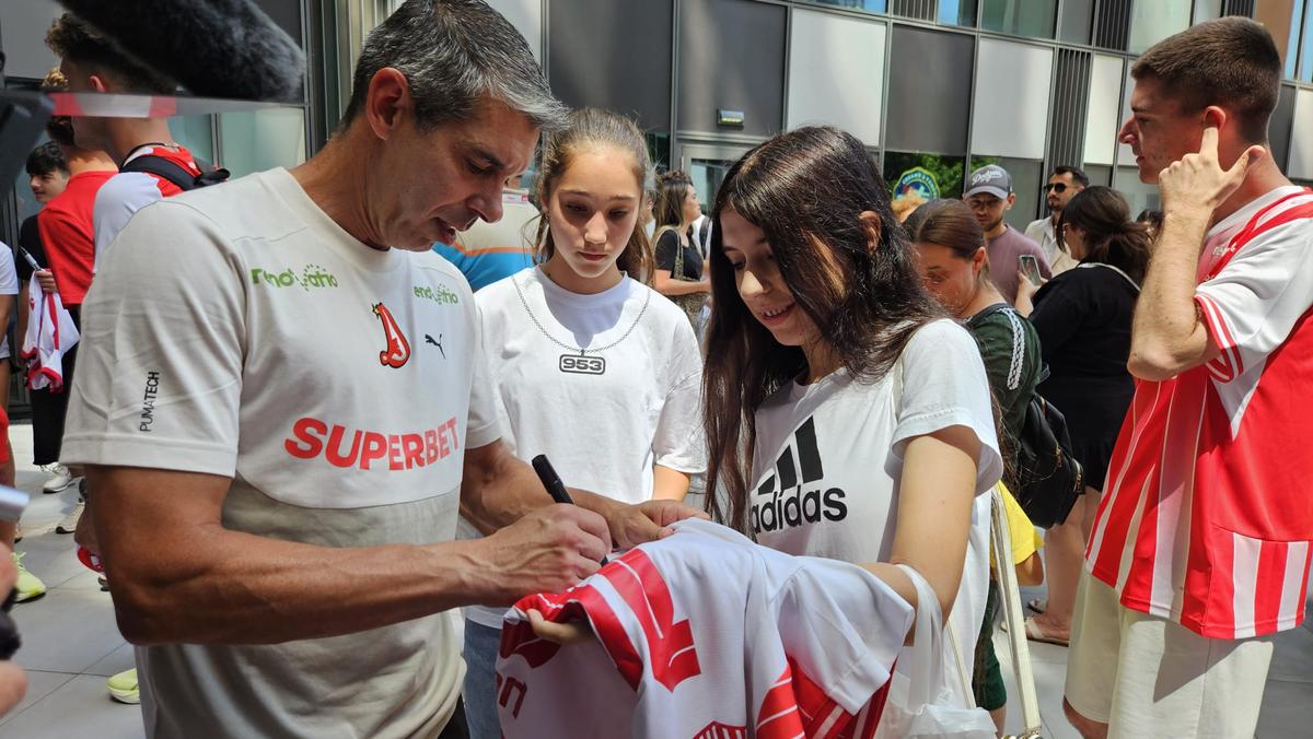 Jucătorii lui Dinamo oferă autografe și fac poze cu fanii la o acțiune a clubului