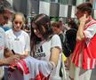 Jucătorii lui Dinamo oferă autografe și fac poze cu fanii la o acțiune a clubului