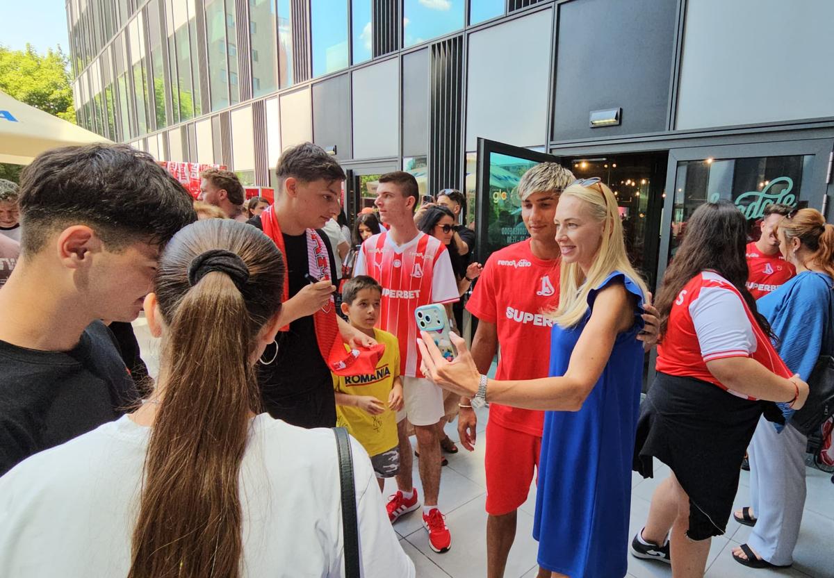 Jucătorii lui Dinamo oferă autografe și fac poze cu fanii la o acțiune a clubului