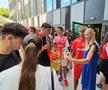 Jucătorii lui Dinamo oferă autografe și fac poze cu fanii la o acțiune a clubului