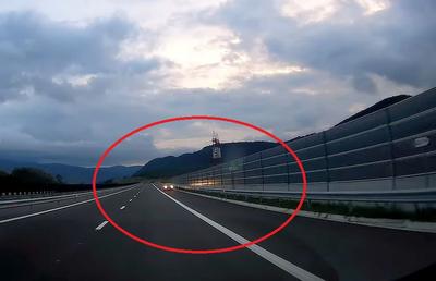VIDEO Numai în România! A mers pe contrasens, pe autostrada Lugoj-Deva, la două ore după inaugurare!