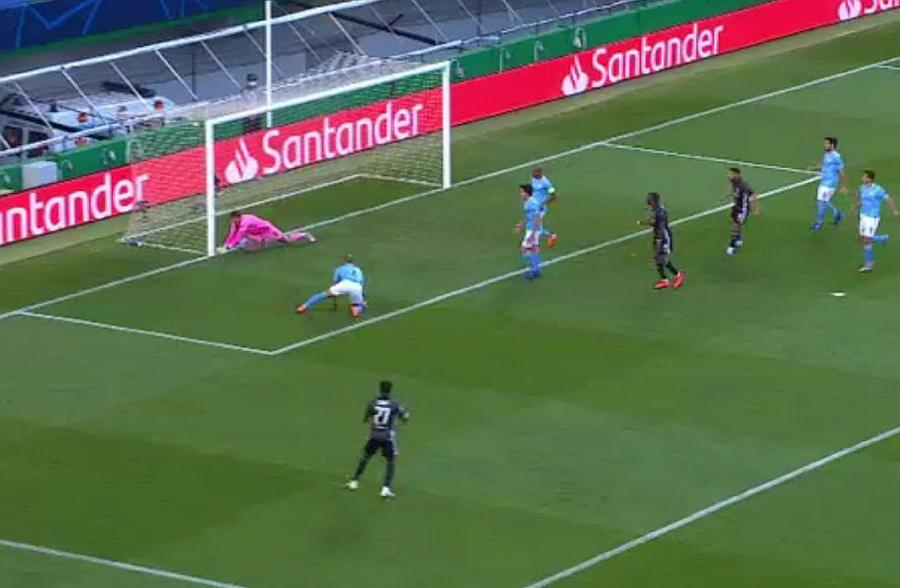 Walker a fost la un pas de autogol în City - Lyon // FOTO: Captură TV Telekom Sport VIDEO + FOTO Kyle Walker, repriză de coșmar în Manchester City - Lyon! La un pas de autogol + gafă la golul francezilor