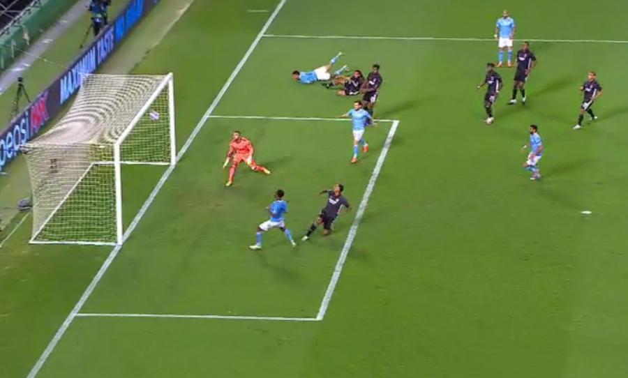 Raheem Sterling, ratare uriașă // FOTO: Captură TV Telekom Sport VIDEO + FOTO Raheem Sterling s-a făcut de râs! Starul lui Manchester City, ratare incredibilă înainte de golul decisiv al lui Lyon