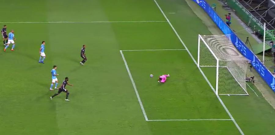 Gafa lui Ederson // FOTO: Captură TV Telekom Sport VIDEO + FOTO Raheem Sterling s-a făcut de râs! Starul lui Manchester City, ratare incredibilă înainte de golul decisiv al lui Lyon