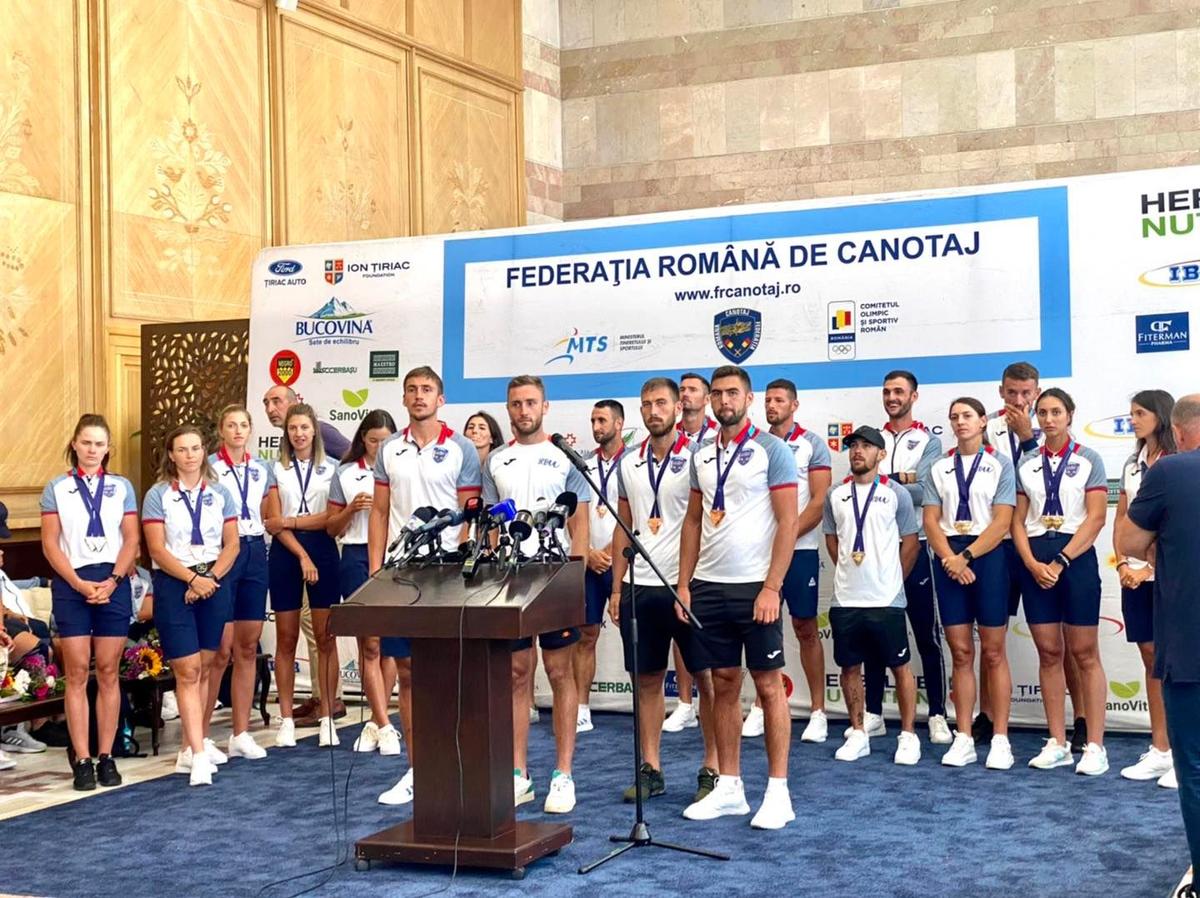 Niciun oficial al Ministerului Sportului nu i-a așteptat la aeroport pe canotorii care au adus 8 medalii României la CE de la Munchen / FOTO: Facebook@ FR Canotaj