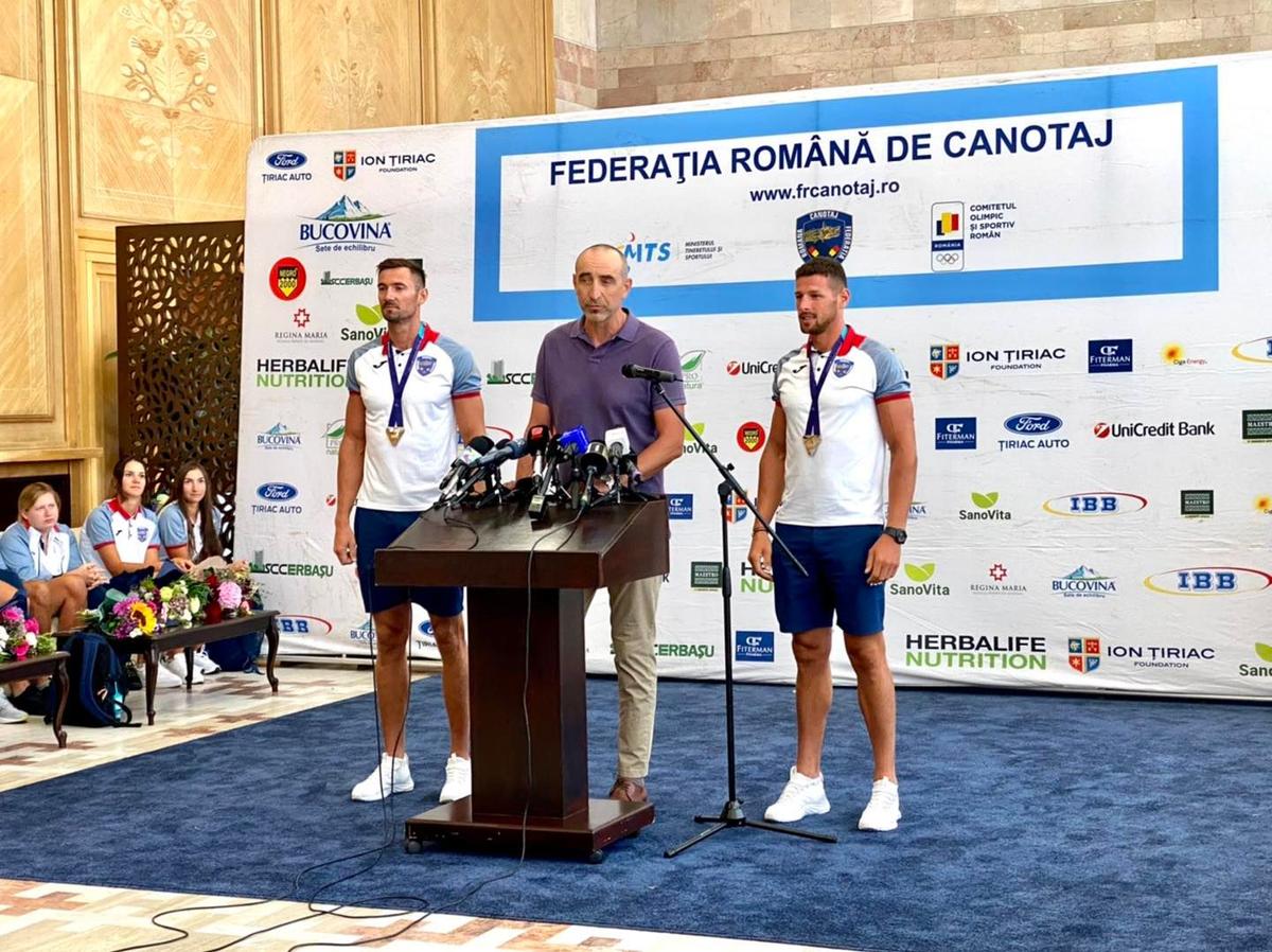 Niciun oficial al Ministerului Sportului nu i-a așteptat la aeroport pe canotorii care au adus 8 medalii României la CE de la Munchen / FOTO: Facebook@ FR Canotaj