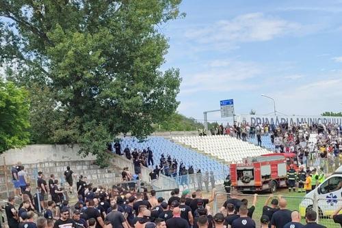 Cei aproximativ 400 de suporteri steliști prezenți în deplasarea de la Slatina au fost implicați, în pauza meciuluui, într-un conlfict cu fanii gazdelor