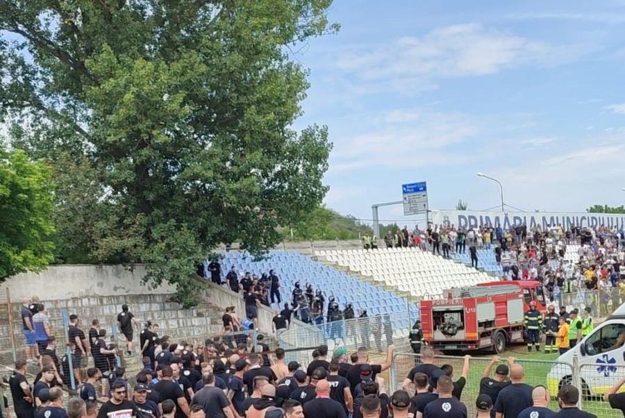 Cei aproximativ 400 de suporteri steliști prezenți în deplasarea de la Slatina au fost implicați, în pauza meciuluui, într-un conlfict cu fanii gazdelor Scandal la Slatina! Jandarmeria a intervenit în forță pentru a liniști spiritele în Peluza Sud