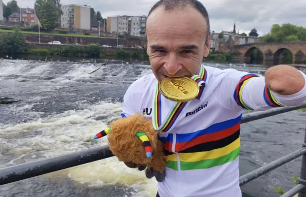 Cel mai neinspirat cadou din istoria sportului! » Ce a primit un ciclist cu brațele amputate: „E timpul campionilor”