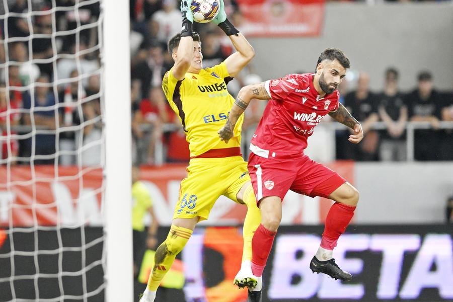 Cojocarule, ai dormit în prima repriză? A permis desfășurarea meciului Dinamo - FC Botoșani deși regulamentul a fost încălcat flagrant
