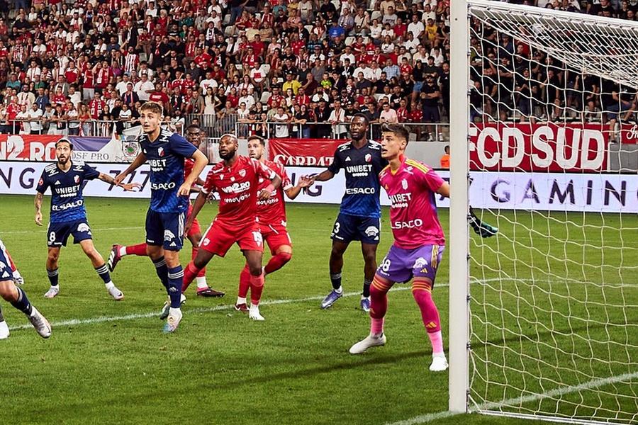 Cojocarule, ai dormit în prima repriză? A permis desfășurarea meciului Dinamo - FC Botoșani deși regulamentul a fost încălcat flagrant