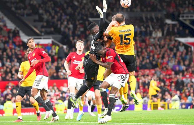 Șeful arbitrilor a prezentat public scuze pentru prestația arbitrilor din Manchester United - Wolverhampton