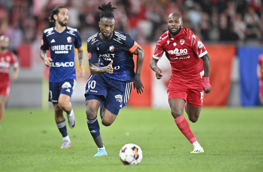 Hakim Abdallah, dreapta imaginii / FOTO: Raed Krishan (GSP.ro) Dinamo, probleme cu un titular: s-a accidentat, n-a mai plecat la națională și e incert cu Petrolul! Cine l-ar putea înlocui