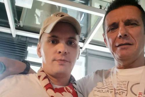 Crainicul Nicu Grameni (în dreapta) alături de suporterul dinamovist care s-a oferit să plătească scaunul pe care l-a rupt