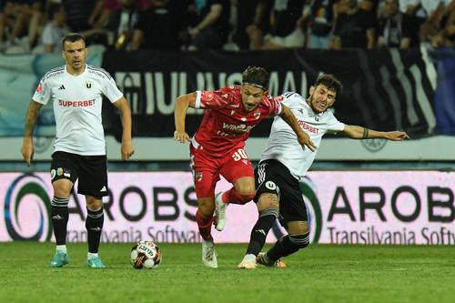 Universitatea Cluj îi caută înlocuitor lui Toni Petrea, deși rezultatele nu au fost dezastruoase. Conducerea și jucătorii nu mai cred că antrenorul ex-FCSB ar fi îndeajuns de bun, toți sunt dezamăgiți de activitatea lui.