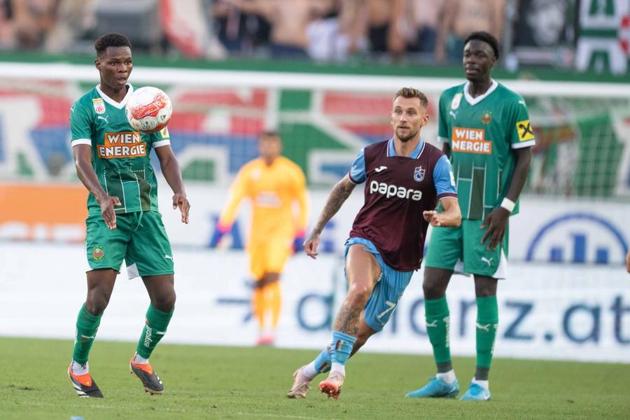 Denis Drăguș în Rapid Viena - Trabzonspor, scor 2-0 / Foto: Imago Denis Drăguș, eliminat din Europa League » Atacantul român, prima dată integralist pentru Trabzonspor