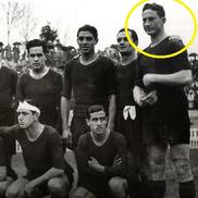 Elemer Berkessy, încercuit, în tricoul celor de la FC Barcelona Foto: FC Barcelona facebook