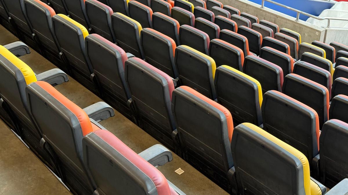 Ruina Națională » GSP a surprins haosul de la cel mai mare stadion al României: scaune rupte la „oficială”, găuri în tavan, reparații cu banda izolatoare