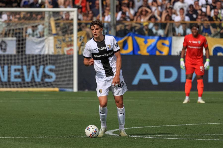 Giovanni Leoni, în tricoul Parmei/ foto Imago Images Liverpool a făcut transferul #5 vara aceasta » Jucătorul dorit și de Chivu a fost prezentat