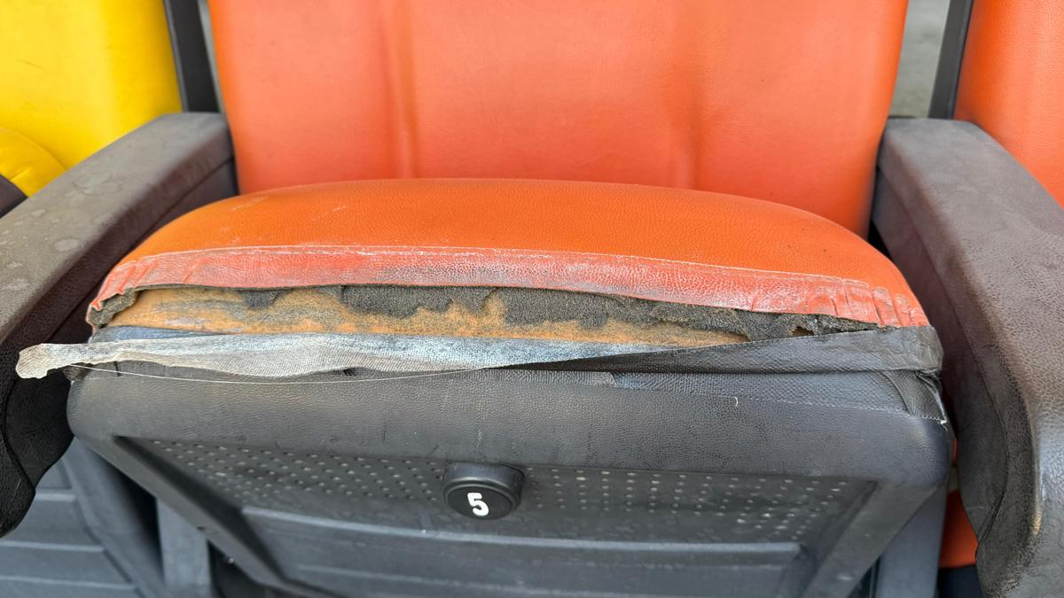 Ruina Națională » GSP a surprins haosul de la cel mai mare stadion al României: scaune rupte la „oficială”, găuri în tavan, reparații cu banda izolatoare