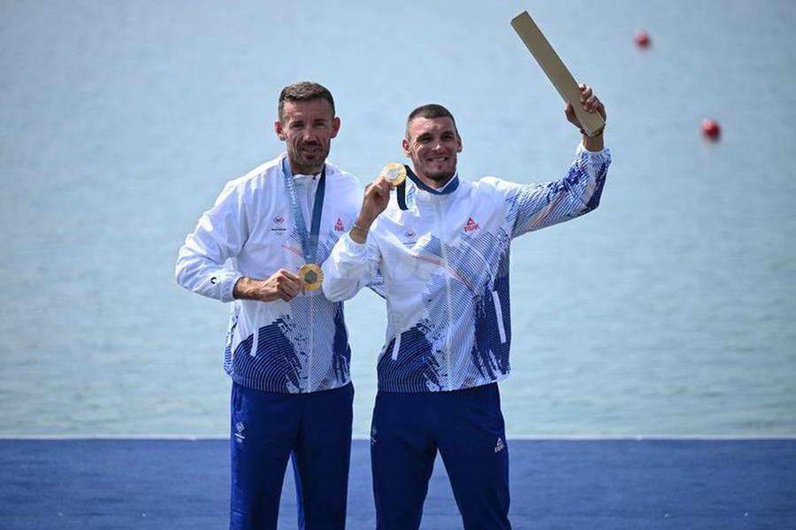 Andrei Cornea, în dreapta, cu medalia olimpică la Paris A scos la vânzare cadoul primit de la Ion Țiriac. Suma cerută acum
