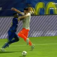 Afalna, intrări tari în Slobozia - Metaloglobus (fază gol 2-1) / FOTO: Captură TV@ Prima Sport 1