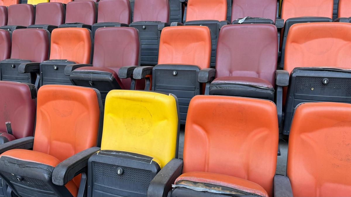 Ruina Națională » GSP a surprins haosul de la cel mai mare stadion al României: scaune rupte la „oficială”, găuri în tavan, reparații cu banda izolatoare