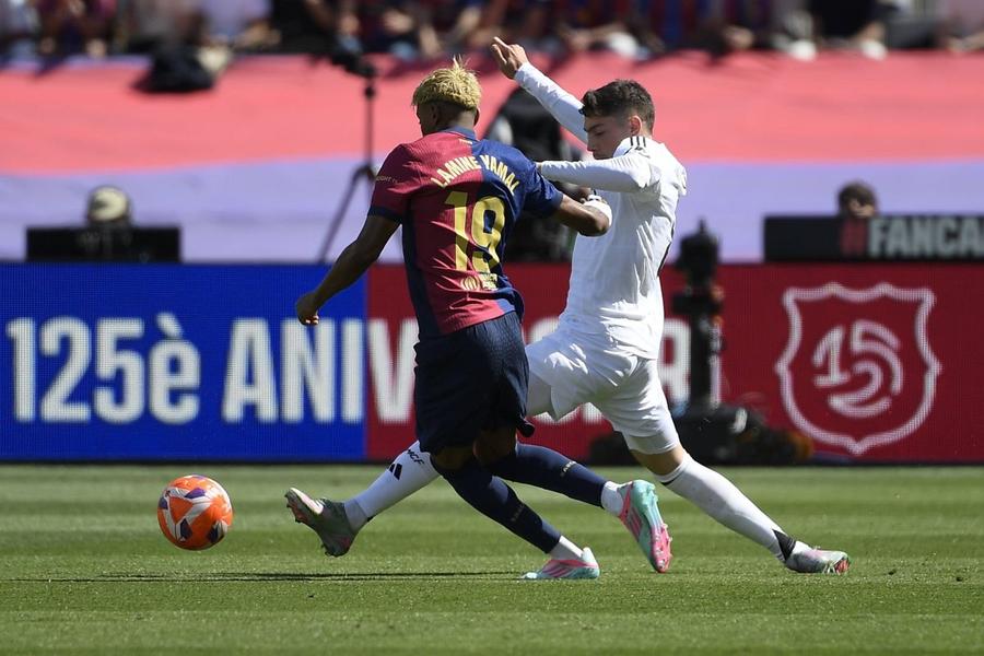 Duel între Lamine Yamal și Federico Valverde din ultimul derby Barcelona - Real Madrid / Foto: Imago Reîncepe corida în La Liga! Favorite la titlu, transferuri, echipe-tip + Provocarea portarilor români