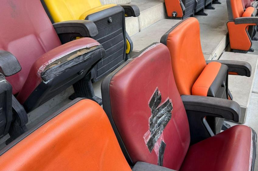 Scaunele de la tribuna oficială înainte de Dinamo - UTA Arad