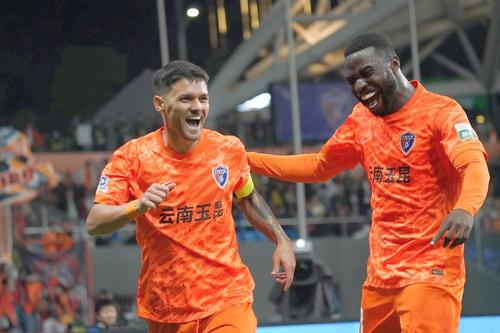 Alexandru Ioniță II (stânga), fotbalistul lui Yunnan Yukun // FOTO: Instagram