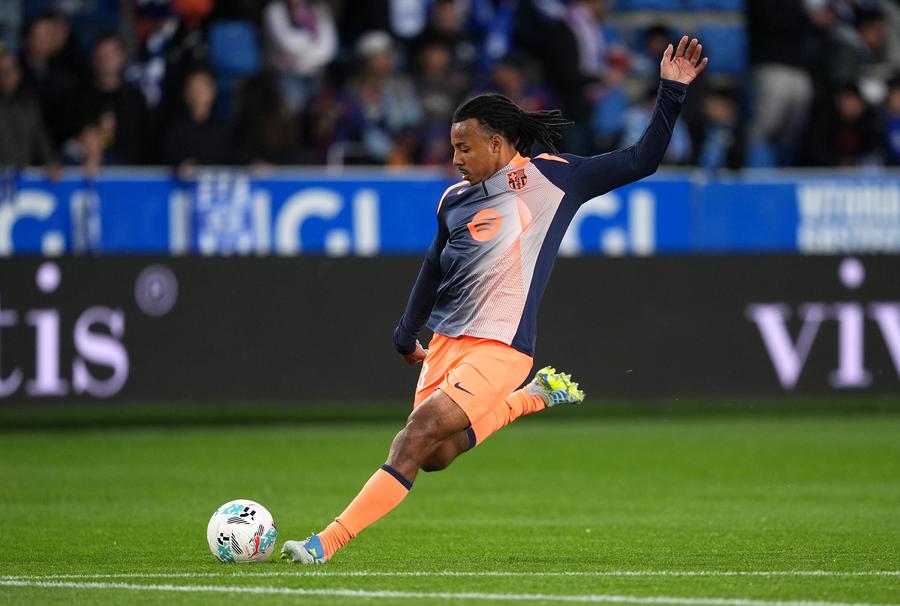 Joules Kounde // FOTO: Guliver/GettyImages Barcelona va avea un nou titular pe flancul drept » Viitorul lui Kounde este tot mai incert
