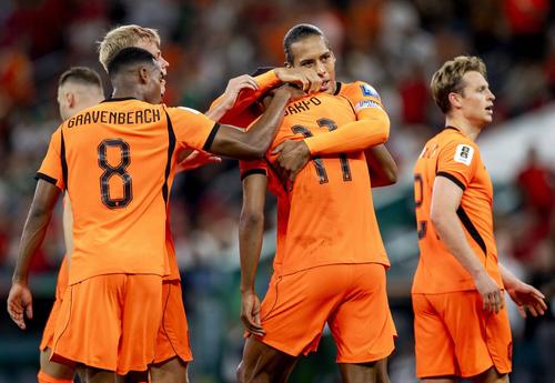 Cody Gakpo (în mijloc, între conaționalii olandezi Virgil van Dijk și Ryan Gravenberch) este foarte aproape să se mute la Tottenham / Foto: Imago