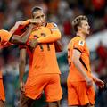 Cody Gakpo (în mijloc, între conaționalii olandezi Virgil van Dijk și Ryan Gravenberch) este foarte aproape să se mute la Tottenham / Foto: Imago