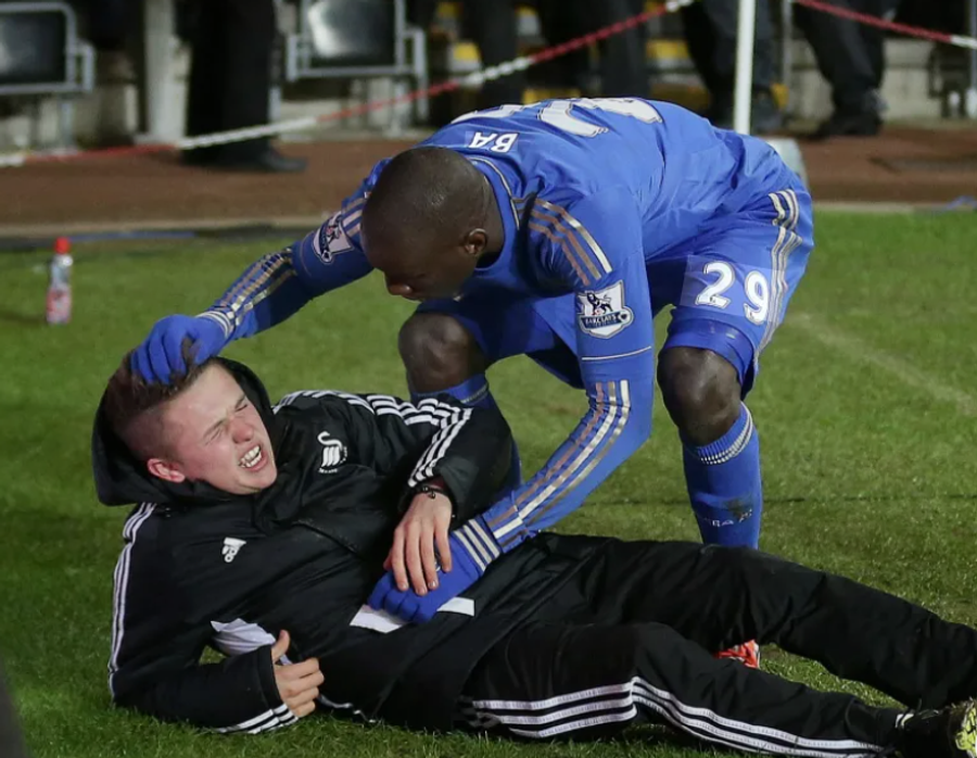 Charlie Morgan avea 17 ani când a suferit în urma impactului cu reclamele din spatele porții lui Swansea Copilul de mingi lovit de Eden Hazard e bogat! » Firma înființată de el în 2015 se vinde: 600 de milioane de euro