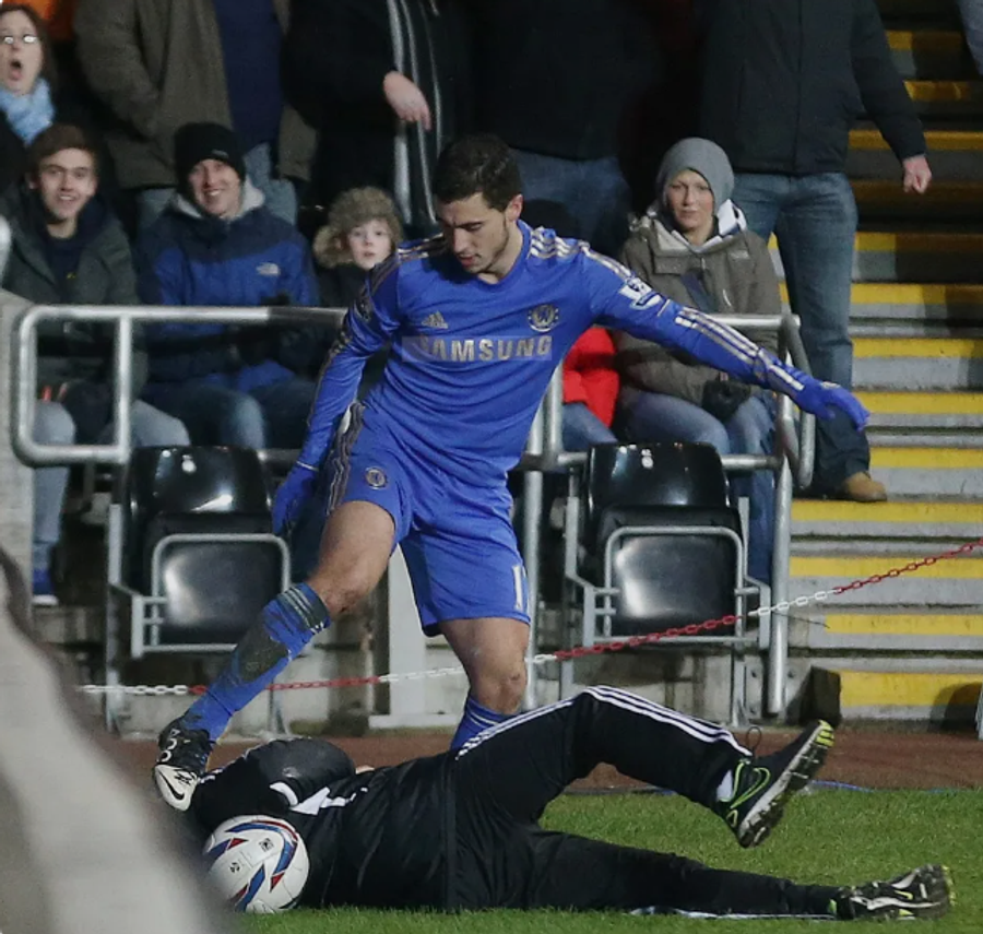 Eden Hazard l-a lovit pe copilul de mingi la Swansea și și-a atras multe critici în 2013 Copilul de mingi lovit de Eden Hazard e bogat! » Firma înființată de el în 2015 se vinde: 600 de milioane de euro