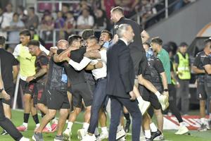 „Cine e pe primul loc?” » Ce s-a întâmplat pe teren, imediat după Rapid - Dinamo: bucuria „câinilor” și deziluzia giuleștenilor în imagini