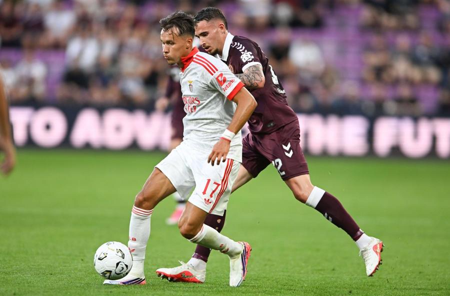 Amar Dedic (la minge), în duelul pe care Benfica l-a avut cu Hearts în Europa League / Foto: Imago Transfer urgent la Newcastle! » Adversarul României din Nations League, cel mai scump fundaș al clubului?
