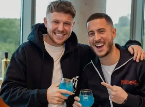 Eden Hazard și Charlie Morgan, ciocnind un pahar de Au Vodka, după mulți ani de la incidentul din Cupa Ligii